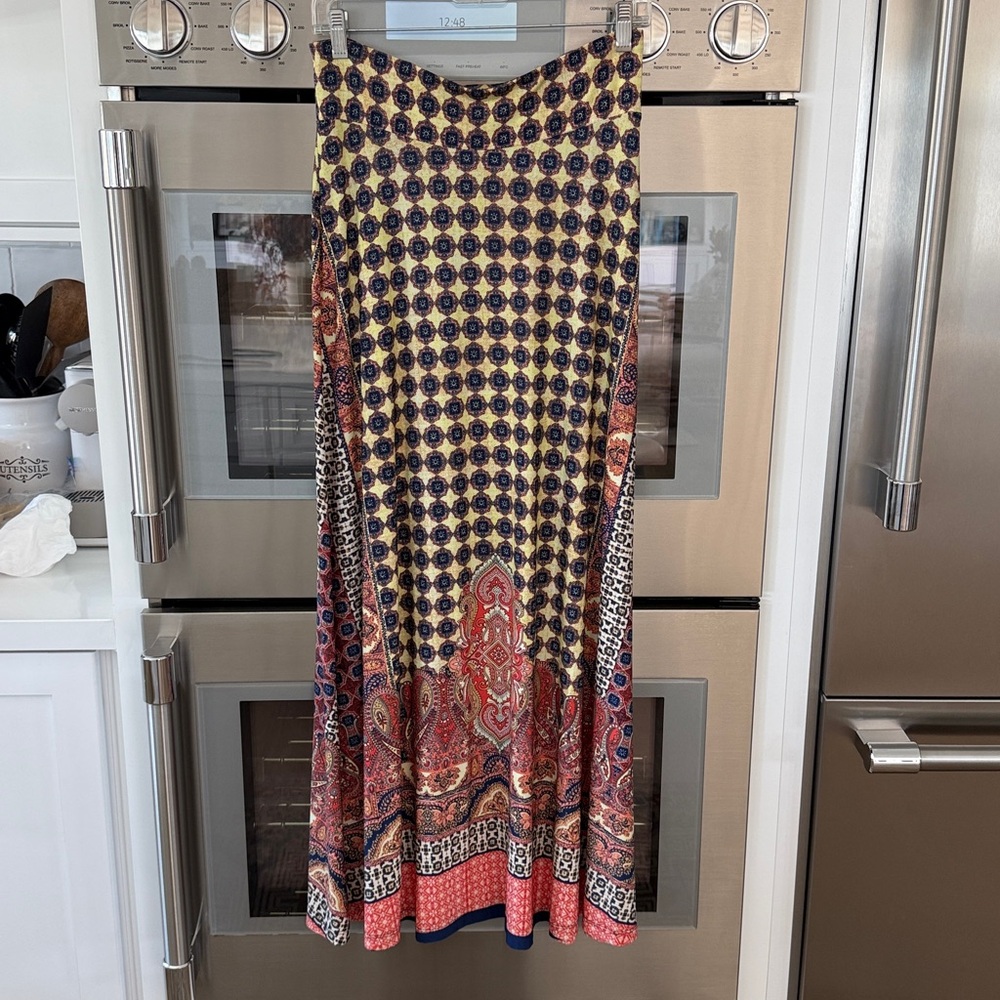 Veronica M maxi skirt in excellent condition.  Skirt has an elastic waste.